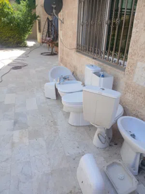 3 اطقم حمامات مع جميع ملتلزماتها للبيع