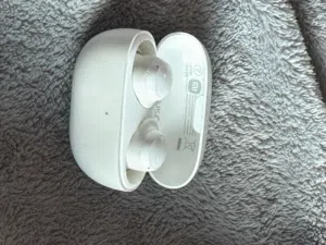 نوع السماعة المعروضة في الصورة هو Xiaomi Redmi Buds 3 Lite.  تتميز هذه السماعات بما يلي: