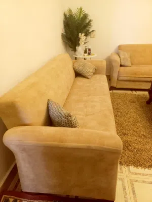 صالون تركي يحتوي علي 2 كنبات ينفتحو سرير وفيهم مساحة تخزين و 2 كراسي وطاوله وسطيه