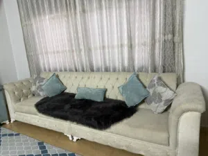 طقم كنب مع طاولات وبرادي وبوفيه يعتبر جديددددد