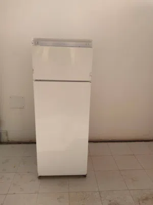 ثلاجة حجم متوسط نظيفة