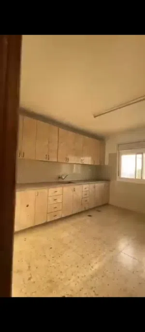 شقه للبيع في واد الهريه خلف مصنع نيروخ الطبقه الخامسه مؤسس مصعد بس مش راكب للبيع بسعر165الف شيكل كاش