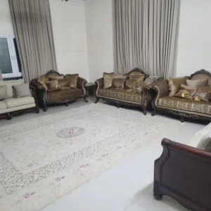 للبيع طقم قنفات مع ثلاث طاولات