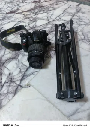 كامرة نيكون D3200 مع ستان نقصها عدسة بس ابيع على وضعها