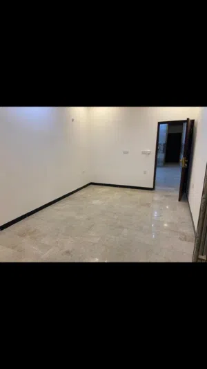 بيت حديث درجة اولى  مساحة 240 متر  يقع في حي الجامعة قرب مدرسة كامل شبيب
