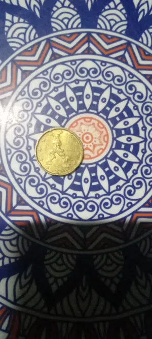 بناءً على الصورة، هذه هي تفاصيل القطعة النقدية: النوع: قطعة نقدية من فئة 20 سنت يورو (20 Euro Cent)