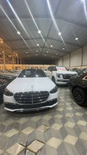 كامري 2025 للبيع اسود بطاقة جمركيه وكذالك متوفر جميع أنواع السيارات