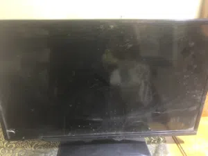 تلفزيون  tcl مشكلته فقط تصليح ويرجع طبيعي ، شاشة مكسوره ، الحجم والمنافذ كدامكم