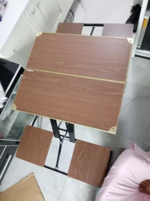 حقيبة تحتوي على ميز وأربعة كراسي
