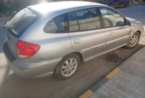 كيا ريو للبيع لون رصاصي عائلية موديل 2004 محرك 1 امبرو الصالون الداخلي اسمنتي