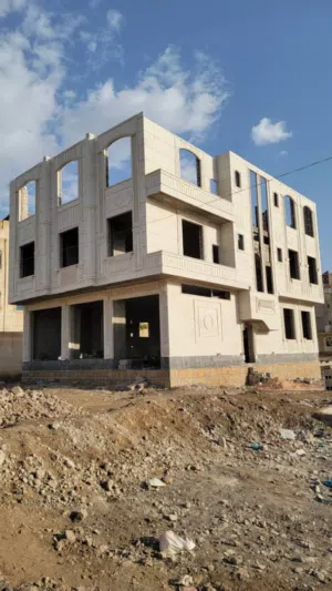 عماره تجارية ركنيه شارعين 12و12 قريبه جميع الخدمات دار سلم