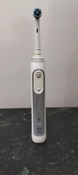 فرشاة أسنان كهربائيه Oral B Genius