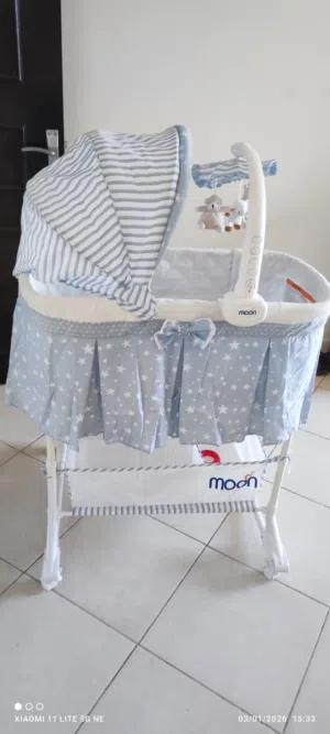 للبيع سرير أطفال ماركة Moon مع baby walker  (مشاية اطفال) ، مستعملين بحالة ممتازة