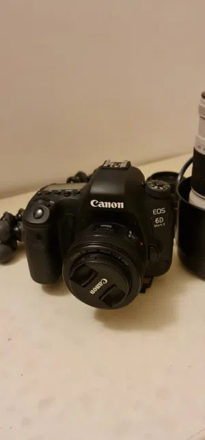 "كاميرا كانون EOS احترافية مع عدستين (50mm + زوم) للبيع"