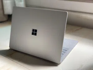 Microsoft Surface laptop Core i5 8gb 256gb 110BD