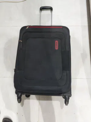 جنطة سفر American Tourister متوسطة الحجم بحالة ممتازة
