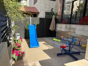 مرجيحة + دويخة أطفال للبيع بحالة ممتازة غير مستخدم