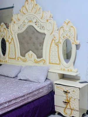 غرفه للبيع خشب عراقي متكونه من سبع قطع للتواصل للستفسار على رقم