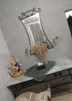 طقم أنتريه مدخل حديد مع الرخامه كامل ثقيل مع مراي للبيع وطاوله الطاوله بدها قزازه بس