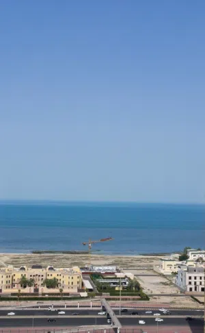 للايجار شقق مع اطلالــــــــة بحريـــــــــــــة ومع حمامات سباحة وجيم ومواقـف خاصـــــة بالسرداب