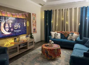 شقة غرفتين وحمامين وصالة وغرفة خدامة للايحار من 7/1