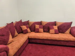 طقم كورنر خشب سويد وتخت مفرد مع فرشته 40 وموكيت لون خمري نوعين وثقيل ودافي وموكيت ممرات وطاولات عدد5