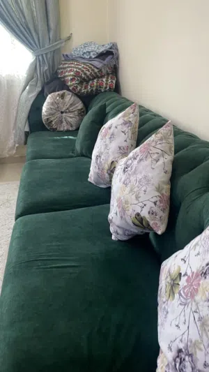 كنب اخضر حرف Lاستعمال خفيف وجديد