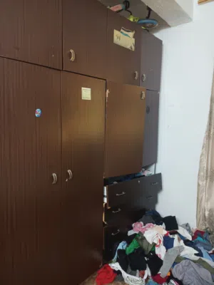 للبيع مكتب وخزانة طابقين تفصيل للبيع المستعجل