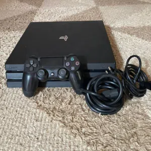 للبيع ps4 pro نضيف جدآ مع قير اول شخص 55 دينار فقط السعر 60