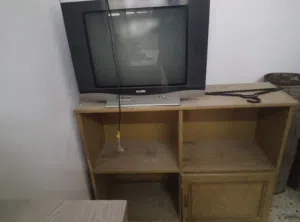 تلفاز مع طاوله