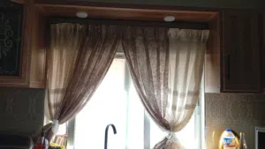 للبيع: برداي مطبخ بحالة الوكالة برداي مطبخ نظيفة جدًا وكأنها جديدة (استعمال خفيف جدًا