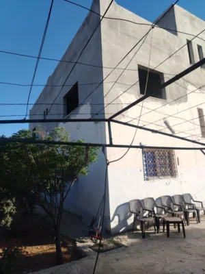 بيت مكون من طابقين الطابق الأول 220 متر مربع الطابق الثاني 200متر واصل مرحله البلاط مساحه الأرض 670