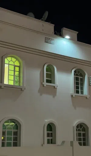 شقة من ثلاث غرف (فرصة: بالطابق الأرضي مباشرة) وفي موقع مميز بالموالح الجنوبية للكهرباء