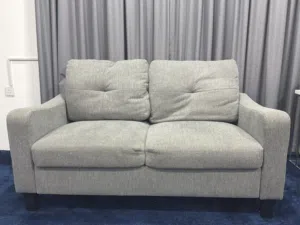 كنبة لشخصين للبيع بحالة ممتازة