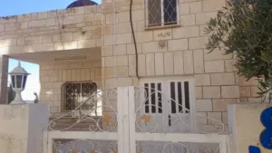 بيت مستقل للبيع واجهة حجر منطقة هادية طابقين مطلة علي غمدان