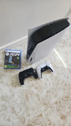 بلايستيشن 5 سيدي مع جهازين و سيدي و الحساب بالعاب قوية. PS5 CD two contriller and fifa24 CD with its