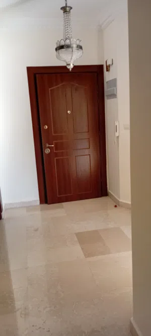 شقة سوبر ديلوكس مفروشة جزئيا  برادي ..ثريات ..خزائن بالحائط