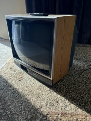 تلفزون خشبي قديم