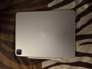 Ipad Pro M1 5th Gen 12.9 inch مع قلم ايباد الاصلي + رؤوس وشاحنه الاصلي وارد شرق اوسط وسعر لقطة عادلة