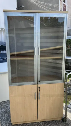 فاترينة عرض مع ابواب زجاجية