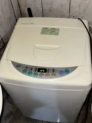 غسالة LG fuzzy logic اتوماتيك فتحة علويه مع وجود توفير الطاقة وتتحمل وزن حتى 8 كيلوغرام البيع للرحيل