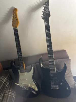 قيتارات الكترونيه 2 وصوتي واحد.               Two Electric guitars, One Acoustic