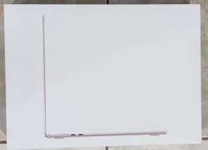للبيع MacBook air m4/15inch/256GB ssd/16ram/ لون starlight