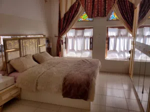 عرض غرفه نوم متكامله ملكيه ولا ناقص شيء عرض مغري جدا شوفوا الوصف اللي تحت شوفوا السعر واتواصلوا