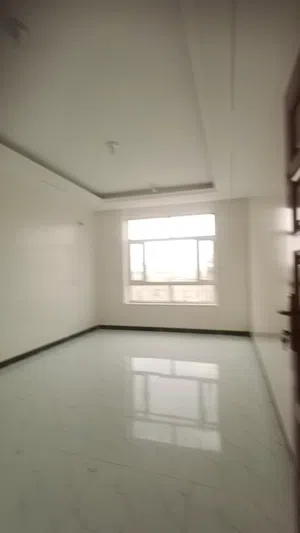 شقة للإيجار اربع غرف اثنين حمامات بيت بوس
