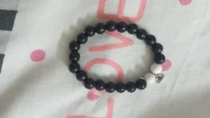 اكسسورات وسلاسل للنساء والرجال شكلها حلو وجميله وبها مغناطيس