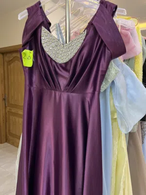 بضاعة محل للبيع فساتين سهرة