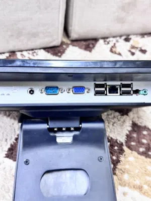 كمبيوتر للبيع مع سلكه بدون موس وكيبورد