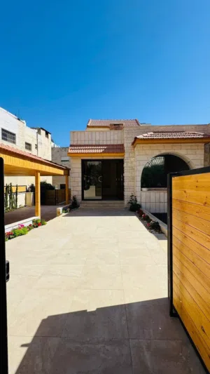 560 m2 More than 6 bedrooms Villa for Sale in Amman Daheit Al Rasheed