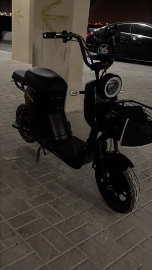 سكوتر للبيع نضيف جدااا لا يشكي من شيء موديل 2025 شوف الوصف .....